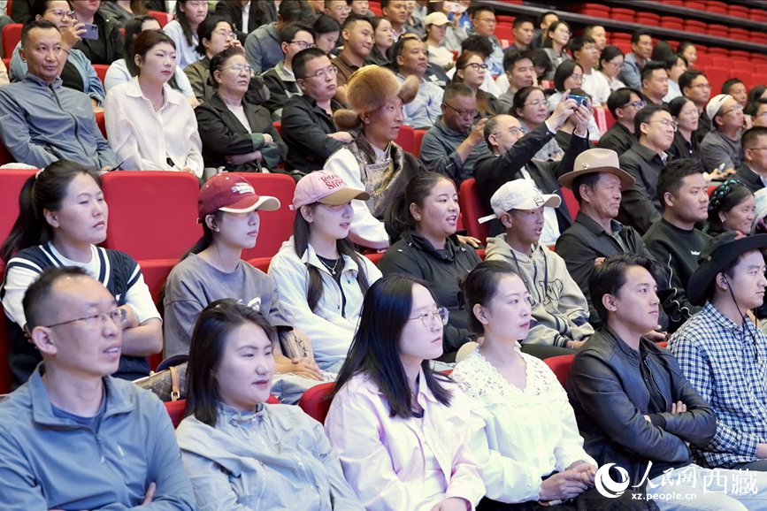 300余名干部職工、群眾代表在現(xiàn)場聆聽講座。人民網(wǎng)記者 次仁羅布攝