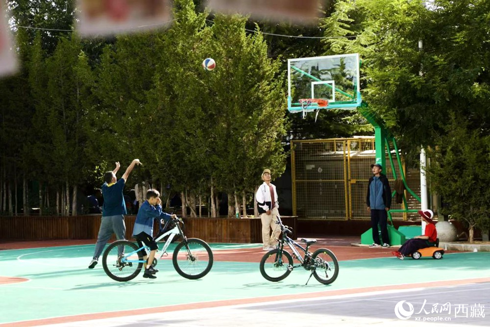 孩子們在社區(qū)享受運動時光。人民網(wǎng)記者 次仁羅布攝