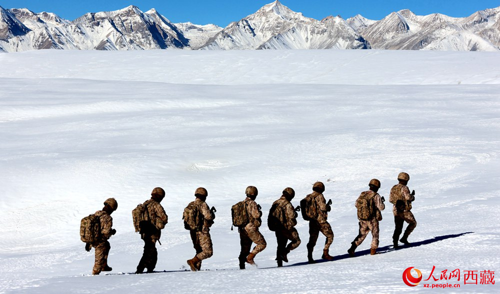 官兵在巡邏。人民日報記者 瓊達卓嘎攝