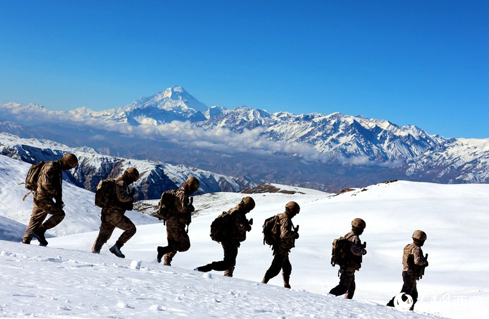 官兵在巡邏。人民日報記者 瓊達卓嘎攝