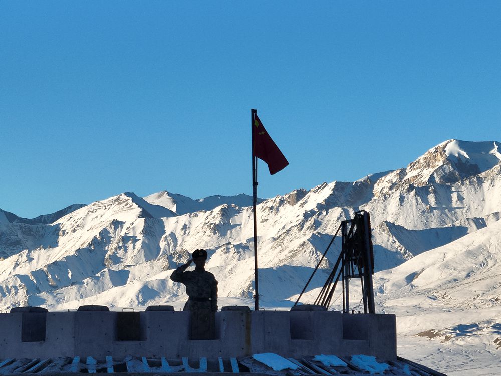 五星紅旗在哨所飄揚。人民日報記者 瓊達卓嘎攝