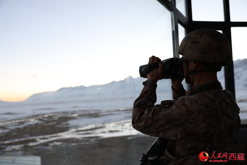 官兵在觀察哨所周邊情況。人民日報記者 瓊達卓嘎攝