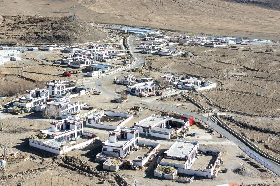 2025年12月11日，西藏定日縣長(zhǎng)所鄉(xiāng)古榮村新貌。人民網(wǎng)記者 翁奇羽攝