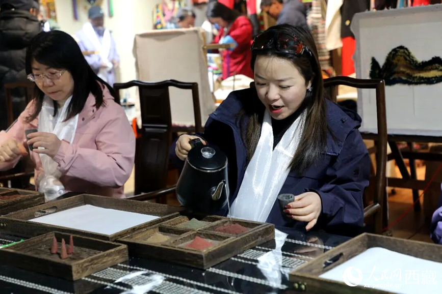游客在“雅礱里”文化藝術(shù)街區(qū)非遺展館體驗制作藏香。在工作人員的指導(dǎo)下，游客親手揉搓香泥、壓制成型，感受藏族傳統(tǒng)非遺技藝的魅力。人民網(wǎng)記者 吳雨仁攝