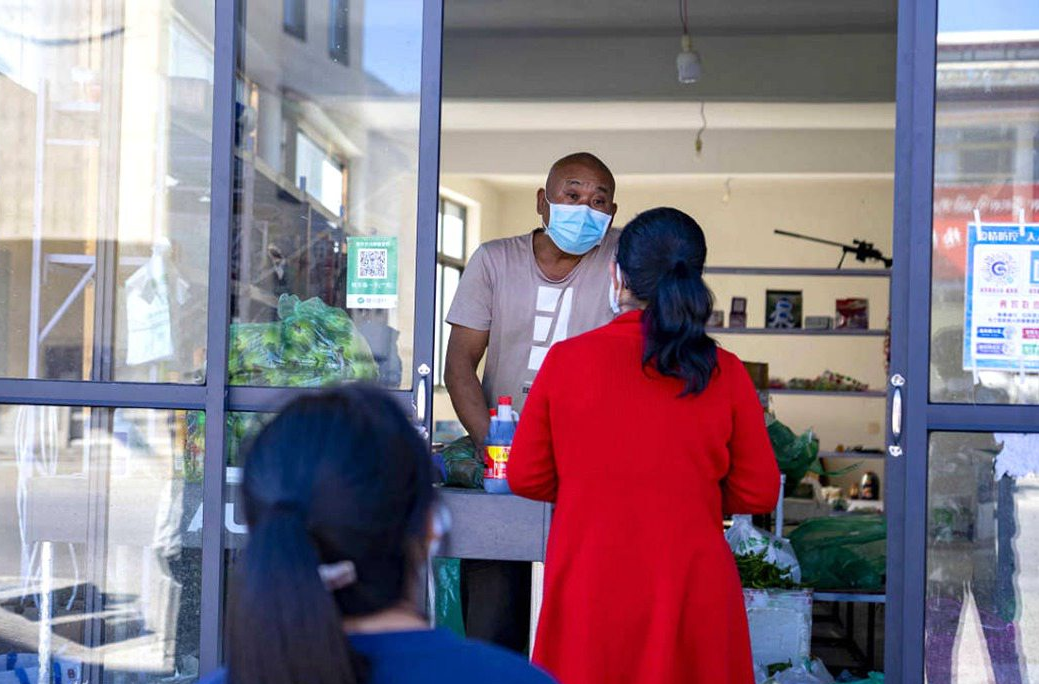 市民們有序排隊購買早餐。人民網(wǎng) 次仁羅布攝