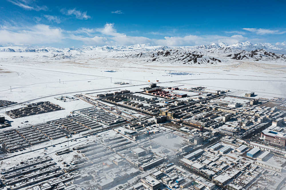 西藏阿里地區(qū)改則縣迎來初雪，銀裝素裹，美如畫卷。