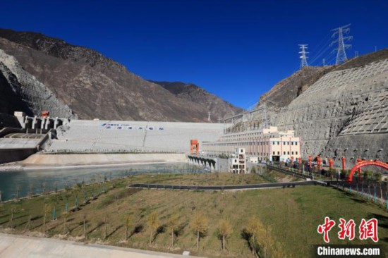 圖為金沙江上游蘇洼龍水電站?！⊥趵?攝