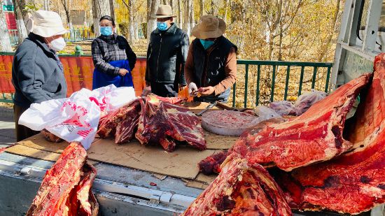 圖為市民正在買牛肉，本報(bào)記者 格桑倫珠攝(3737723)-20221201105107(1).jpg