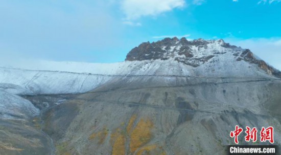 圖為邊壩縣降雪時(shí)夏貢拉山段路況?！∵厜慰h融媒體中心供圖