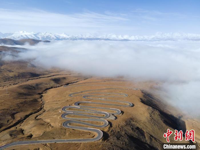 圖為西藏定日縣，前往珠穆朗瑪峰大本營蜿蜒的公路與云海。　江飛波 攝