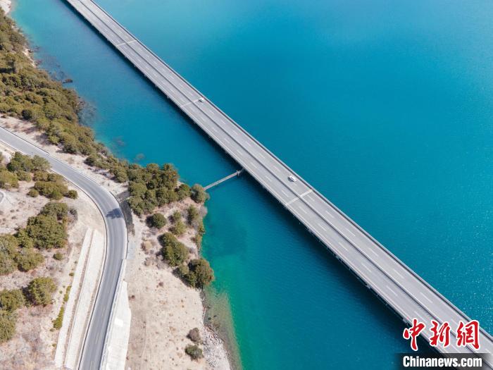 圖為西藏林拉高等級(jí)公路多布湖段風(fēng)光?！〗w波 攝