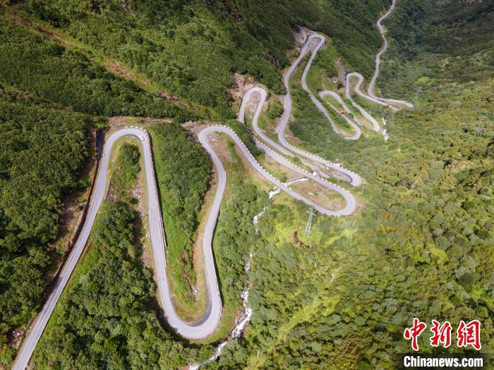 圖為西藏山南錯(cuò)那縣的盤山公路，錯(cuò)那縣被命名為全國“四好農(nóng)村路”示范縣?！〗w波 攝