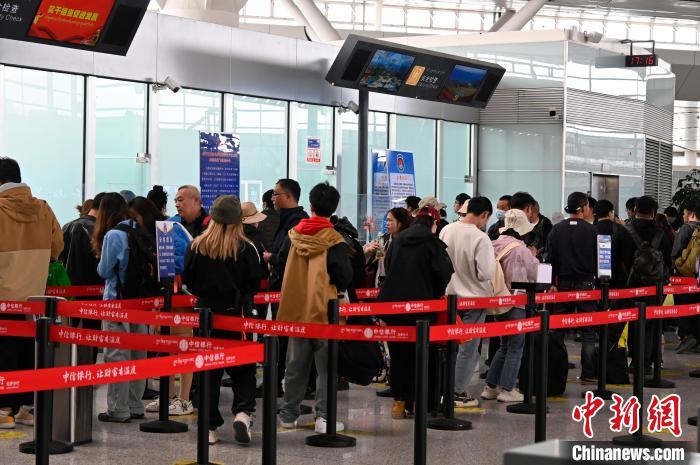 圖為“五一”期間，拉薩貢嘎機(jī)場旅客密集出行?！≡黝D珠 攝