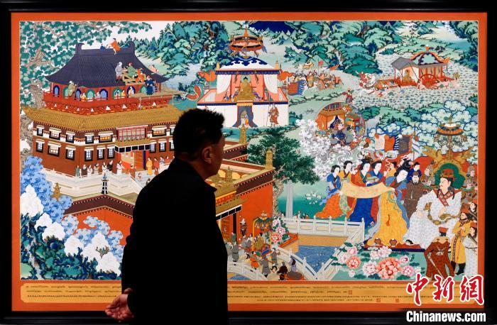 圖為5月16日，觀眾正在欣賞展覽中的新創(chuàng)唐卡作品。　李林 攝