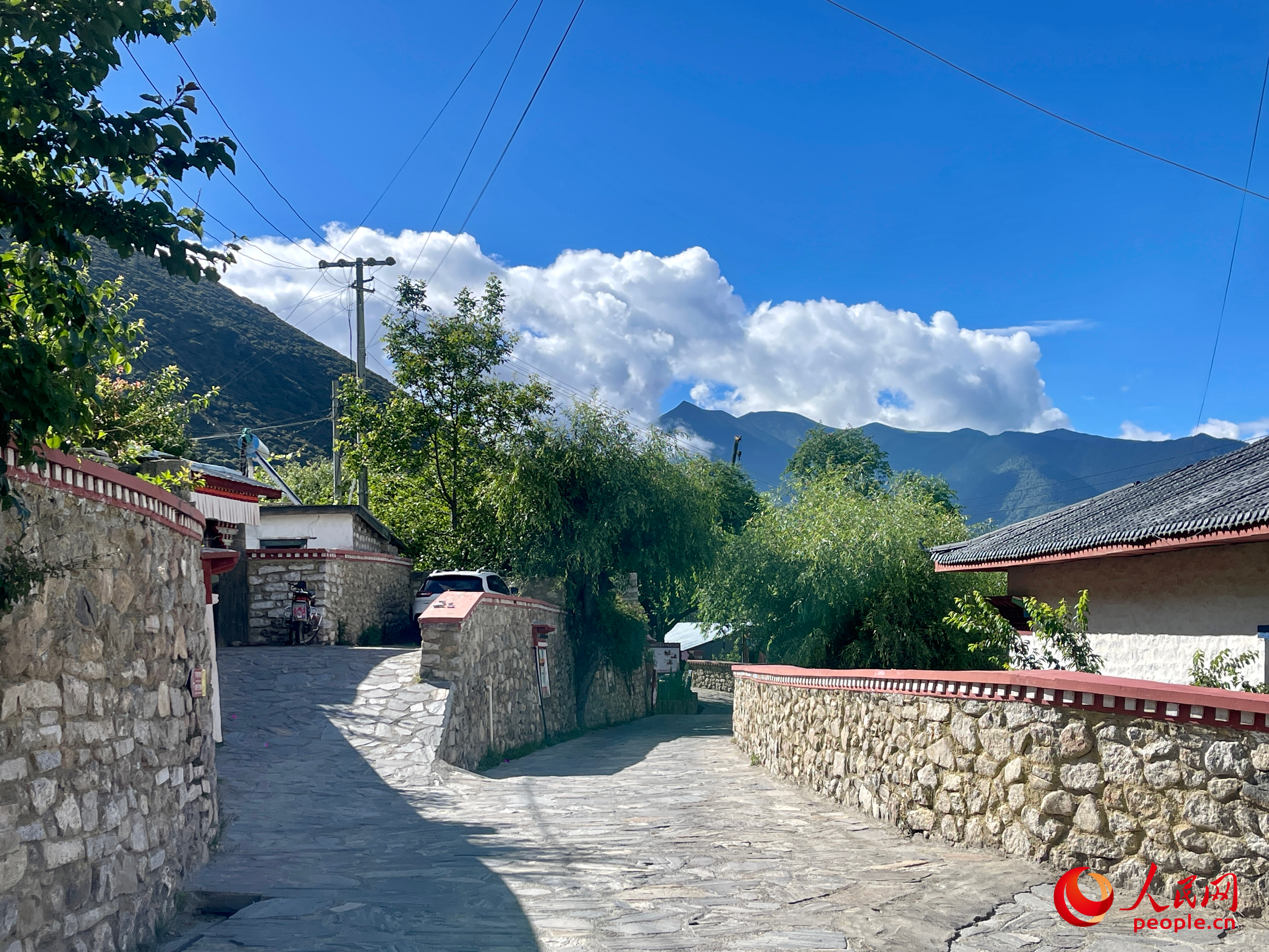 嘎拉村的村貌。人民網(wǎng) 周靜圓攝