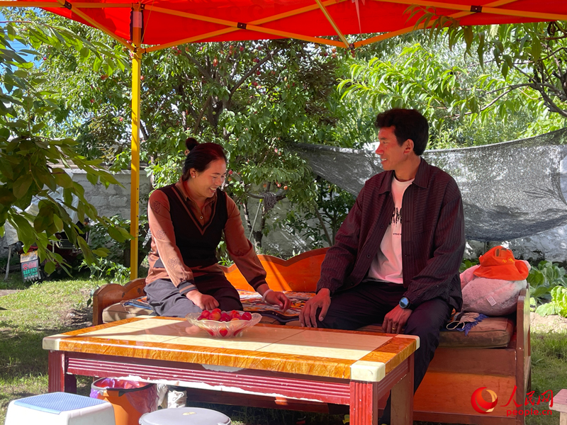 嘎拉村村民達(dá)瓦堅(jiān)參和他的妻子。人民網(wǎng) 周靜圓攝