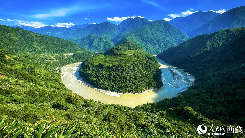 風(fēng)景秀麗、植被繁茂的西藏林芝市墨脫縣果果塘大拐彎。人民網(wǎng)記者 次仁羅布攝