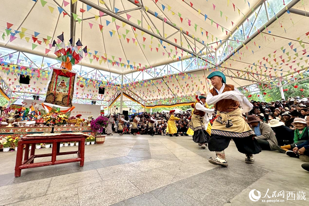 拉薩市宗角祿康公園舉行傳統(tǒng)藏戲劇目展演。