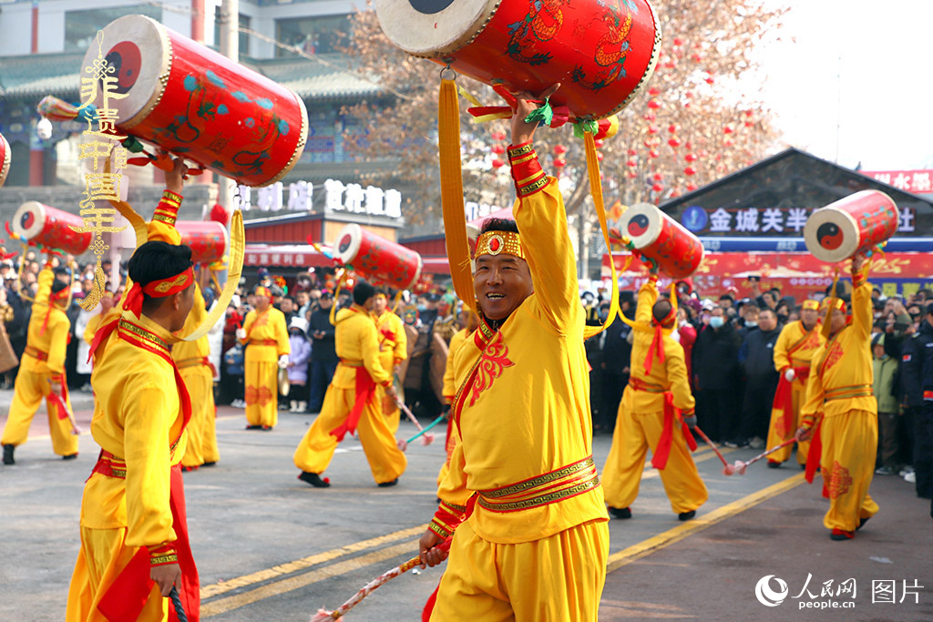 2025年1月29日，蘭州太平鼓、舞獅、軍儺、秦腔等精彩的蘭州市經(jīng)典非物質(zhì)文化遺產(chǎn)代表性項目在金城關(guān)黃河文化旅游街區(qū)廣場集中亮相。人民網(wǎng)記者 焦隆攝