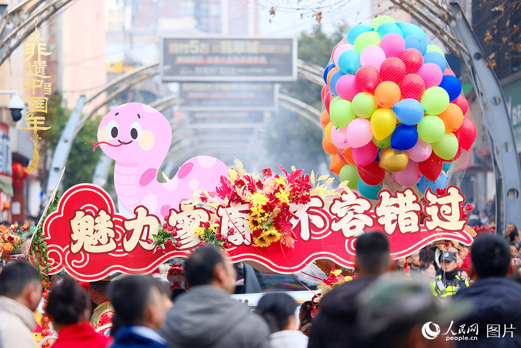 2025年1月29日，大年初一，云南省曲靖市麒麟?yún)^(qū)舉行“千人舞麒麟”活動，耍龍舞獅過大年，現(xiàn)場人山人海，熱鬧非凡。人民網(wǎng) 莊志斌攝