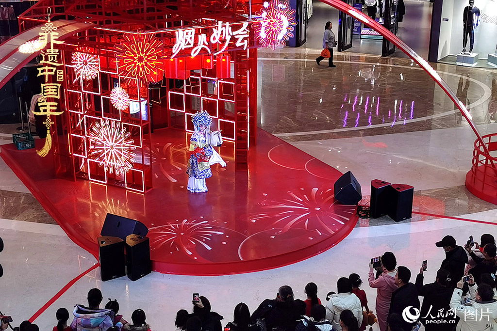 2025年1月29日，大年初一，吉林省京劇團亮相長春“煙火妙會”，演員們用的精湛技藝，為市民呈上一場韻味悠長的視聽盛宴，一招一式盡顯京劇魅力?，F(xiàn)場還進行了京劇知識科普，讓傳統(tǒng)文化在互動中 “活” 起來，為新春佳節(jié)增添了一抹濃厚的文化底色 。人民網(wǎng)記者 王帝元攝
