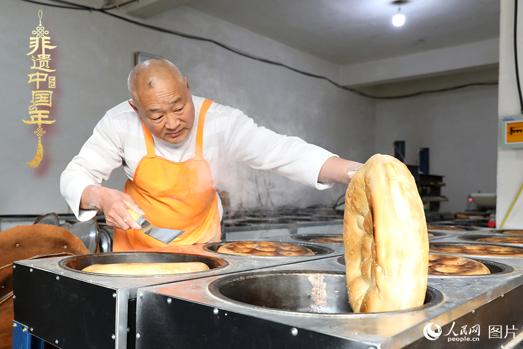 2025年1月23日，山東省臨沂市莒南縣一家傳統(tǒng)大餅作坊內(nèi)，師傅們正忙著烤制當?shù)厝舜汗?jié)期間家家戶戶必備的、金黃誘人的莒南大餅。人民網(wǎng)記者 劉祺攝