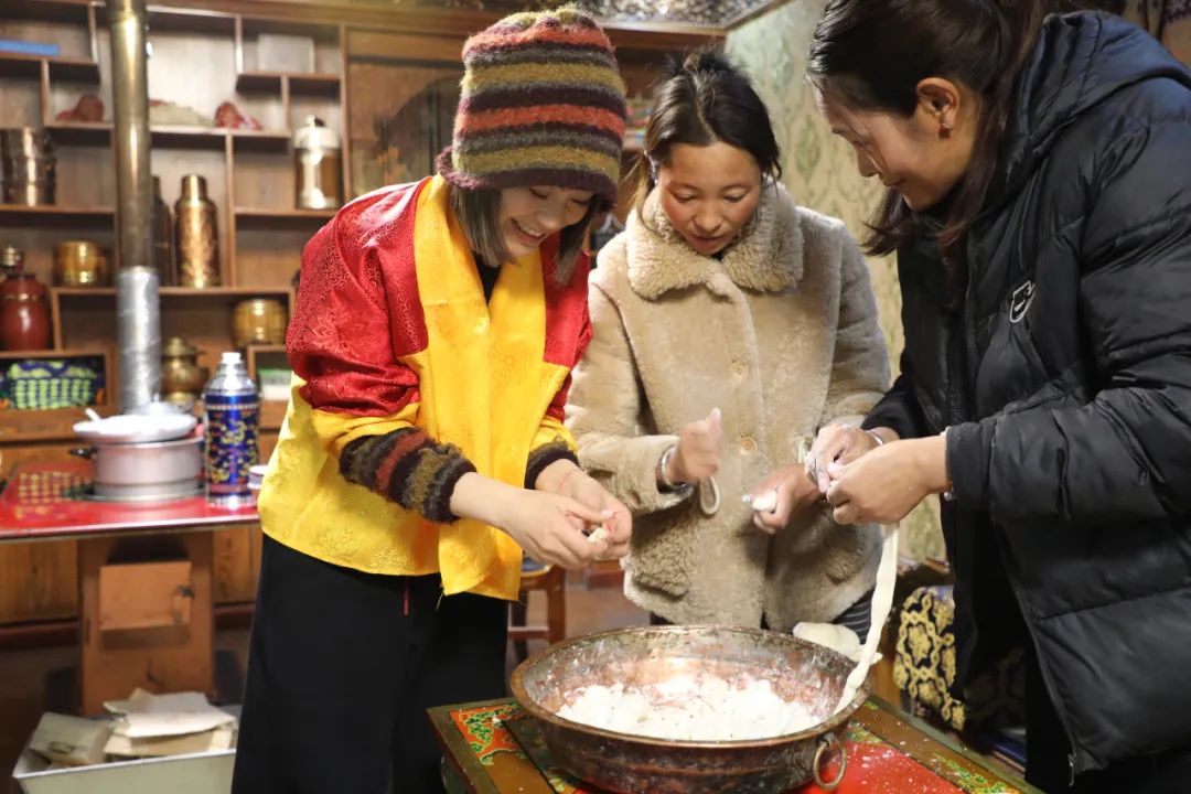 游客體驗(yàn)制作“古突”。巴桑卓嘎攝