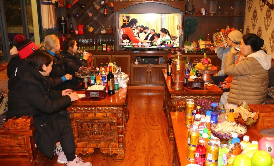 游客在居民家中，一同看藏晚，歡慶藏歷新年。巴桑卓嘎攝