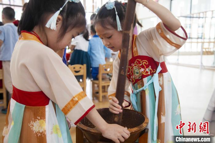 圖為小朋友們參加“將樂擂茶”制作?！《^生 攝