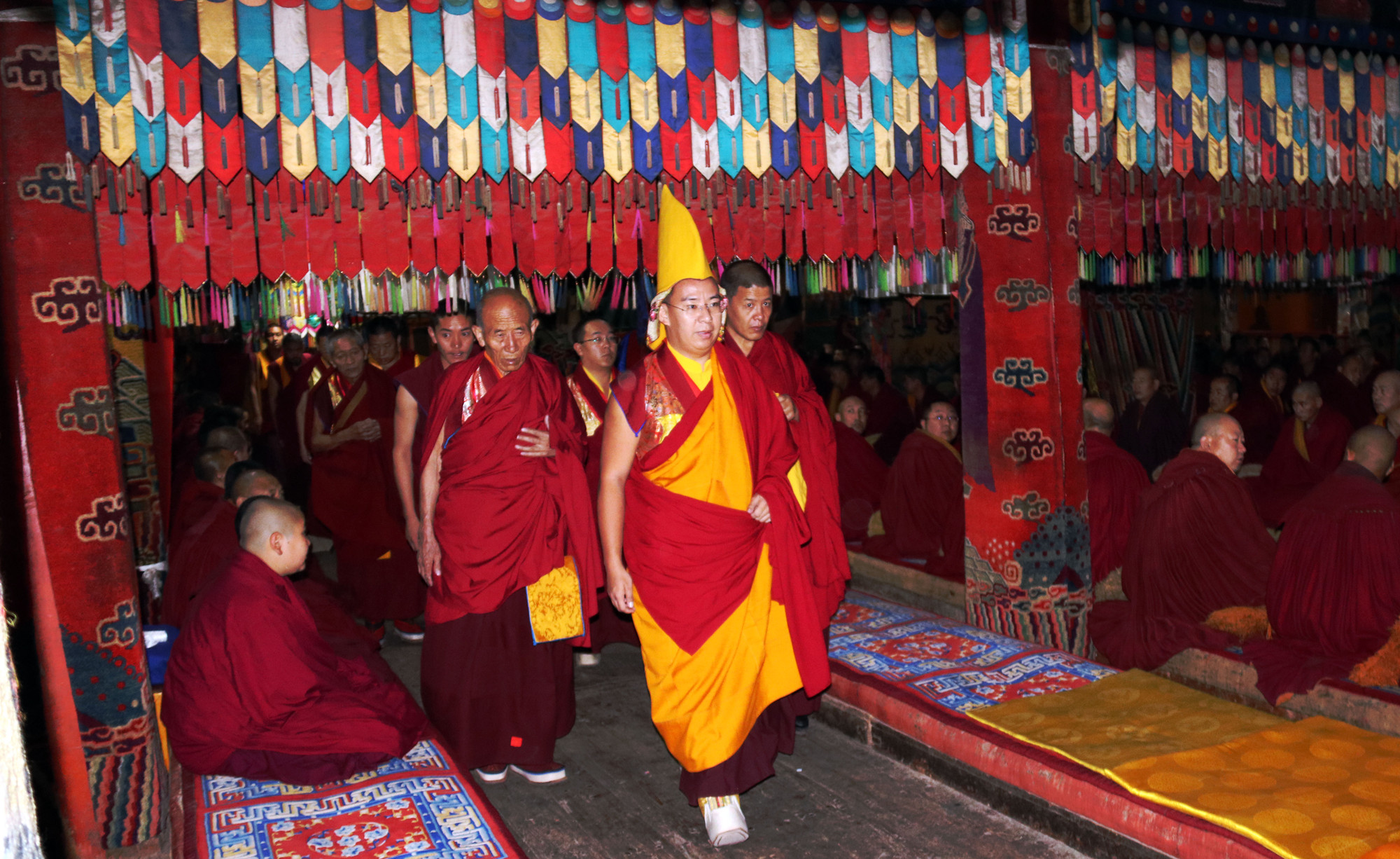 班禪大師步入塔爾寺大經(jīng)堂。攝影：袁星宇.jpg