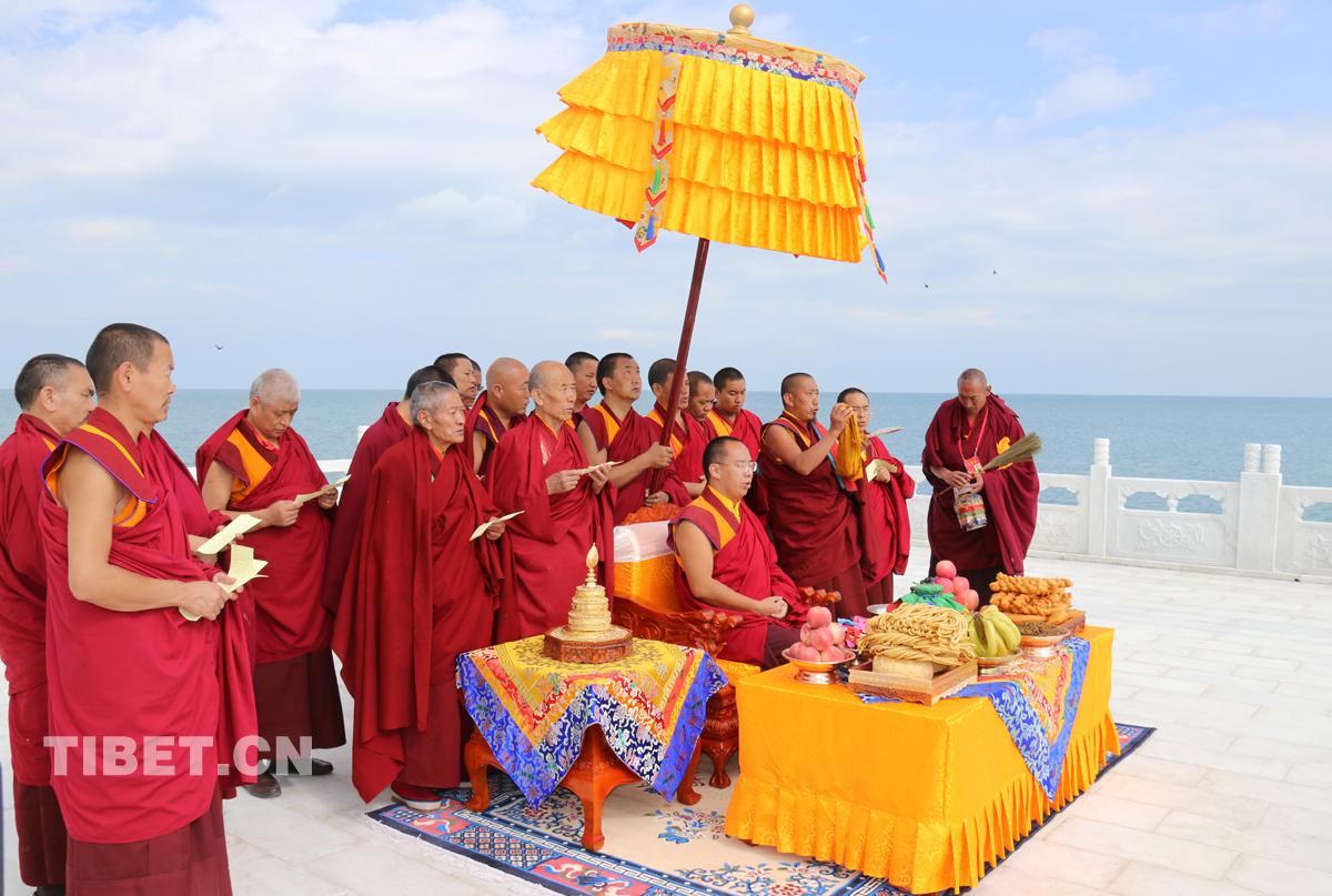 班禪大師在青海湖邊的祭湖臺前誦經(jīng)祈禱。攝影： 噶哇扎西.jpg
