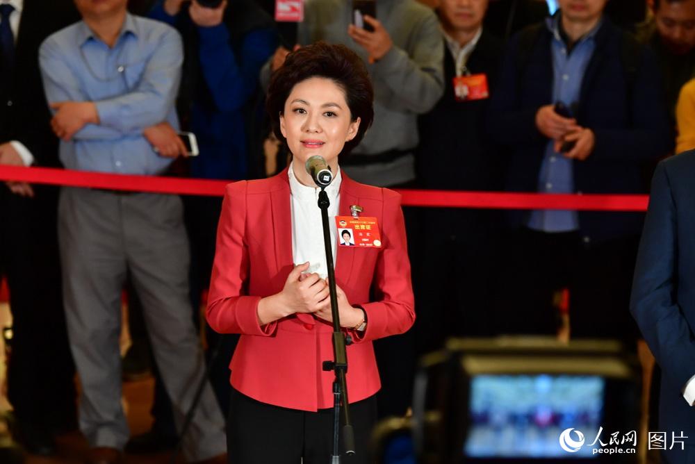 全國(guó)政協(xié)委員、中央廣播電視總臺(tái)央視新聞主播海霞接受記者采訪。