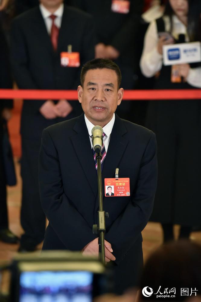 全國人大代表、河南遠東生物工程公司技術(shù)部部長黨永富回答記者提問。