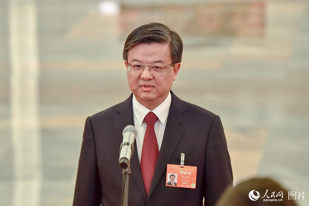 海關總署署長倪岳峰回答記者提問。