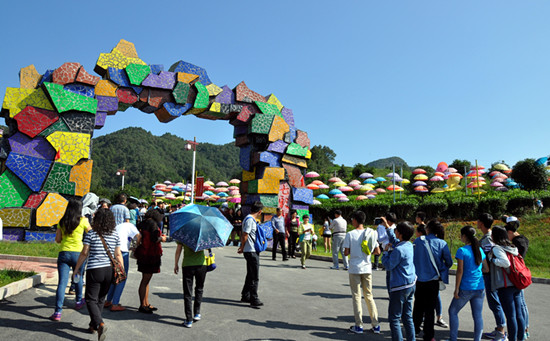 湄潭縣茶旅一體助農(nóng)增收。圖為湄潭“七彩部落”景區(qū) 瞿欣含攝_副本.jpg