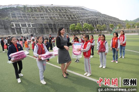 修文縣組織搬遷戶子女開展戶外拓展活動(dòng)，捐贈(zèng)愛(ài)心物資。