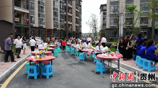 烏當(dāng)區(qū)“感黨恩聽黨話跟黨走”暨易地扶貧搬遷“共筑行動(dòng)”啟動(dòng)儀式長(zhǎng)桌宴布置現(xiàn)場(chǎng)。