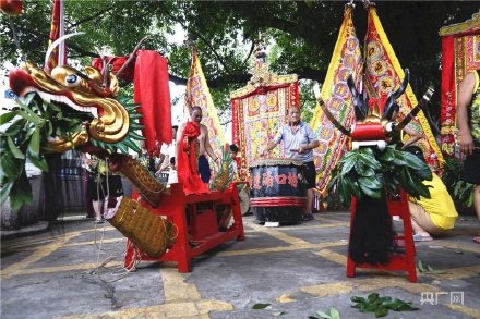 場面震撼！中國龍舟之鄉(xiāng)順德舉行起龍儀式