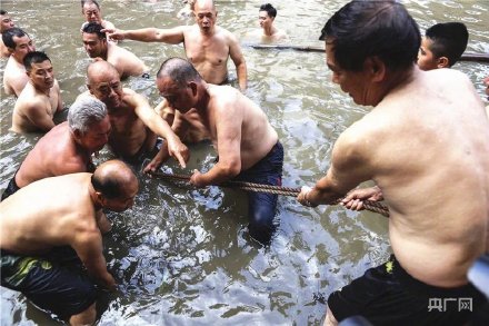 場面震撼！中國龍舟之鄉(xiāng)順德舉行起龍儀式