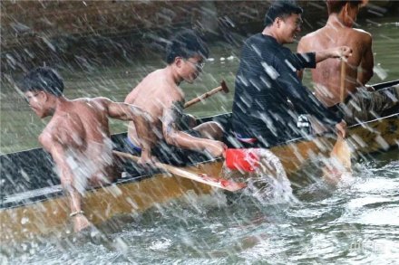 場面震撼！中國龍舟之鄉(xiāng)順德舉行起龍儀式