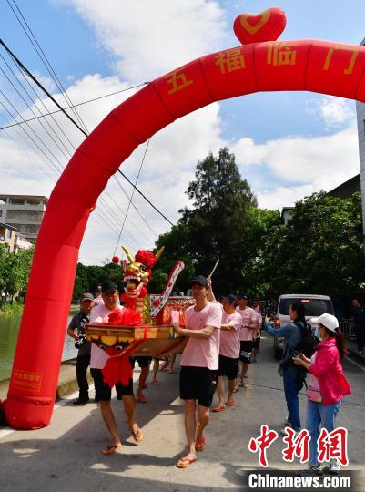 圖為5月29日，長(zhǎng)樂(lè)江田鎮(zhèn)村民們推著新龍舟前行?！埍?攝