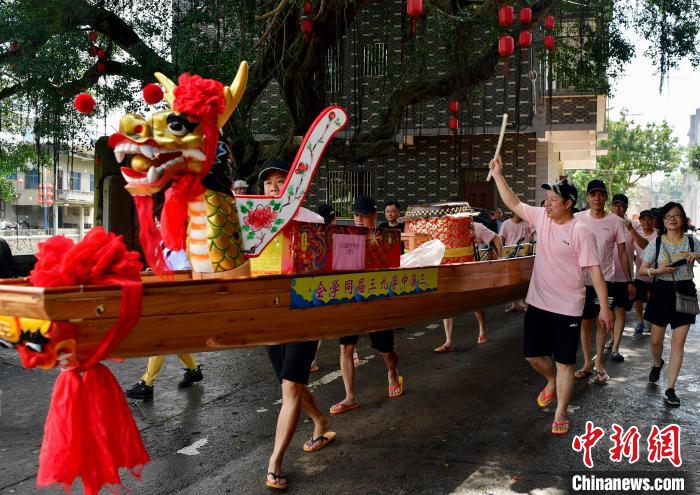 圖為5月29日，長(zhǎng)樂(lè)江田鎮(zhèn)村民們推著新龍舟前行?！埍?攝