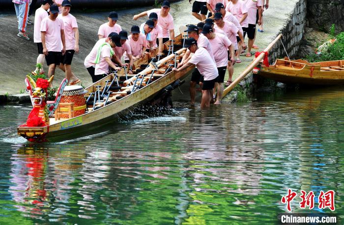 圖為5月29日，長(zhǎng)樂(lè)江田鎮(zhèn)村民們齊力推新龍舟下水?！埍?攝