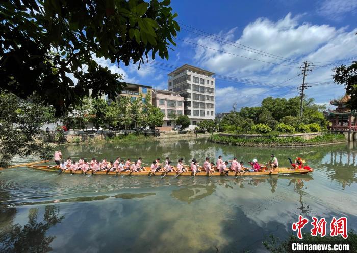 圖為5月29日，長(zhǎng)樂(lè)江田鎮(zhèn)新龍舟入水后在水中劃行?！埍?攝