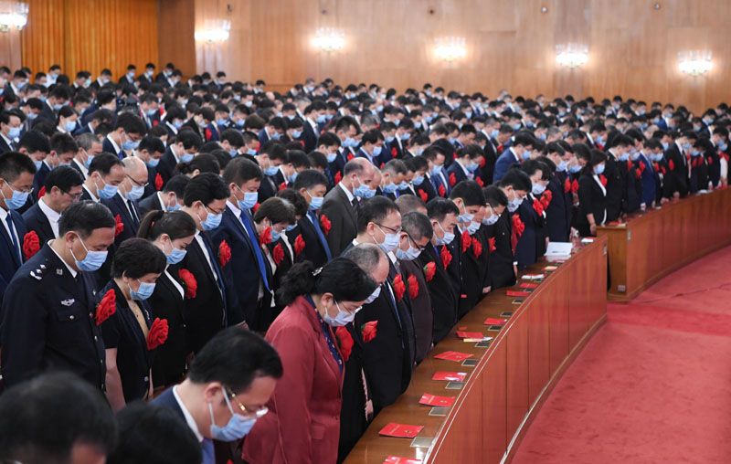 2020年9月8日上午，全國抗擊新冠肺炎疫情表彰大會在北京人民大會堂隆重舉行。這是全場肅立，向新冠肺炎疫情犧牲烈士和逝世同胞默哀。