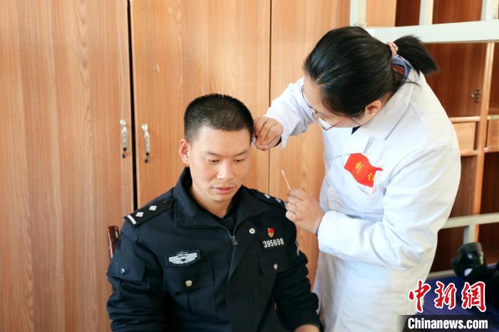 圖為專家現(xiàn)場問診?！「駸?攝