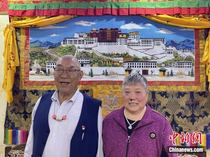 甲央曲培和杜應芳在家中。彭寧鈴 攝
