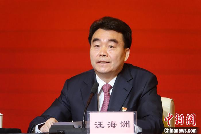 汪海洲在發(fā)布會(huì)上介紹西藏自治區(qū)黨史學(xué)習(xí)教育開展情況。　冉文娟 攝