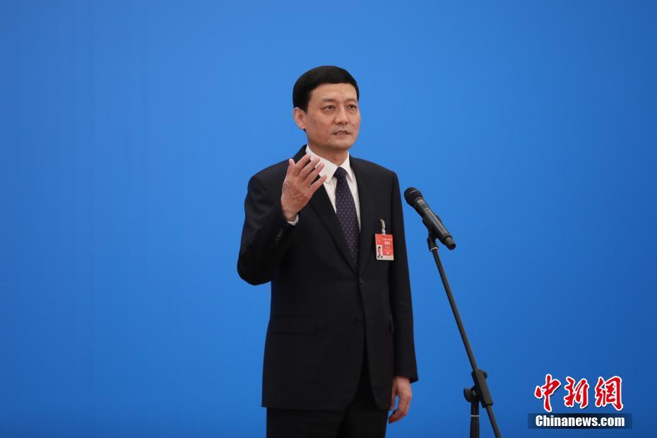 3月8日，第十三屆全國人民代表大會第四次會議舉行第二場“部長通道”采訪活動。圖為中國工業(yè)和信息化部部長肖亞慶通過網(wǎng)絡視頻方式接受采訪。 <a target='_blank' ><p  align=