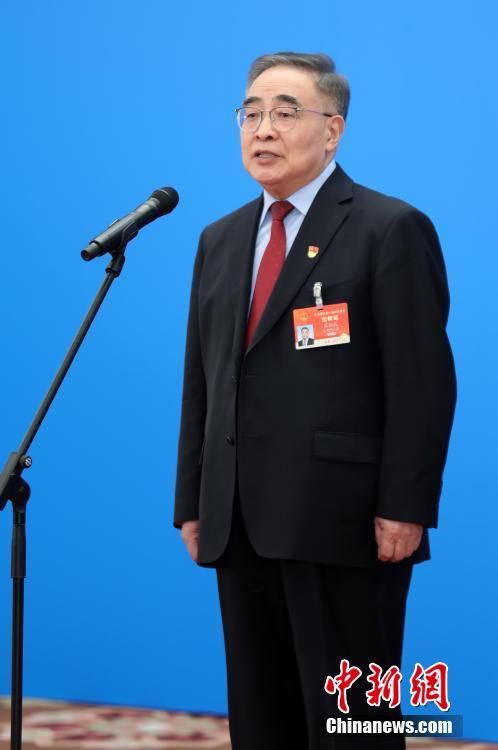 3月8日，第十三屆全國人民代表大會第四次會議舉行第二場“代表通道”采訪活動。圖為全國人大代表張伯禮通過網(wǎng)絡(luò)視頻方式接受采訪。 <a target='_blank' ><p  align=